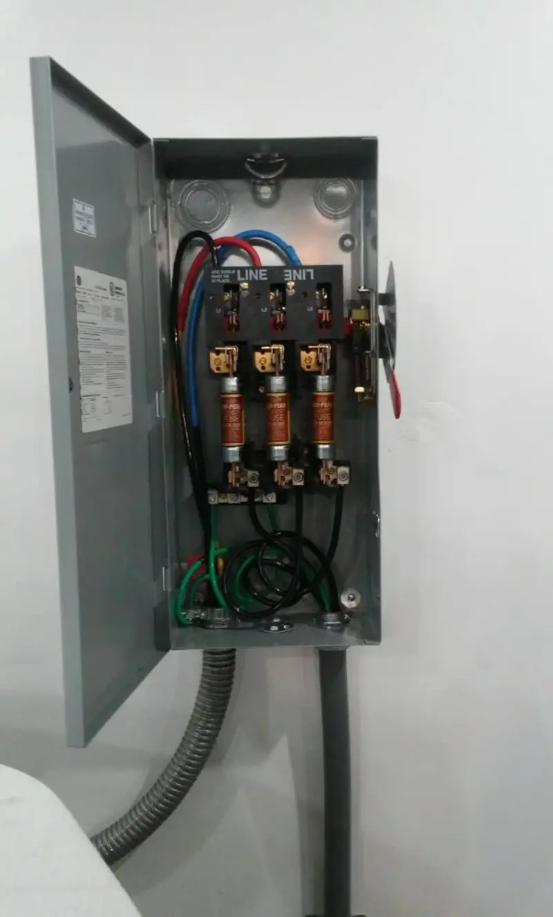 Three-phase disconnect switch installed for Smoke Detector Installation in Ardmore